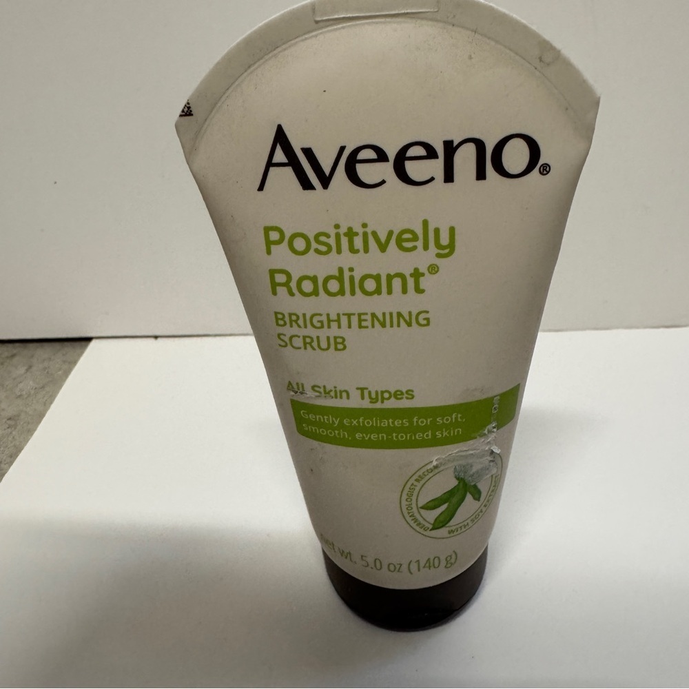 Aveeno Positively Radiant Brightening Scrub 5 OZ